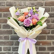 Букет цветов из:  Лизиантусы и Розы в Комсомольском Республики Мордовия