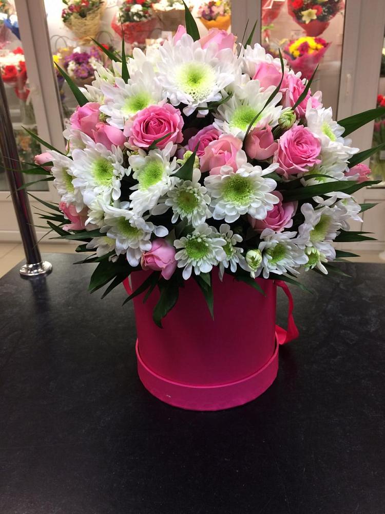 Цветочная композиция из Розы и Хризантемы в шляпной коробке в Комсомольском Республики Мордовия