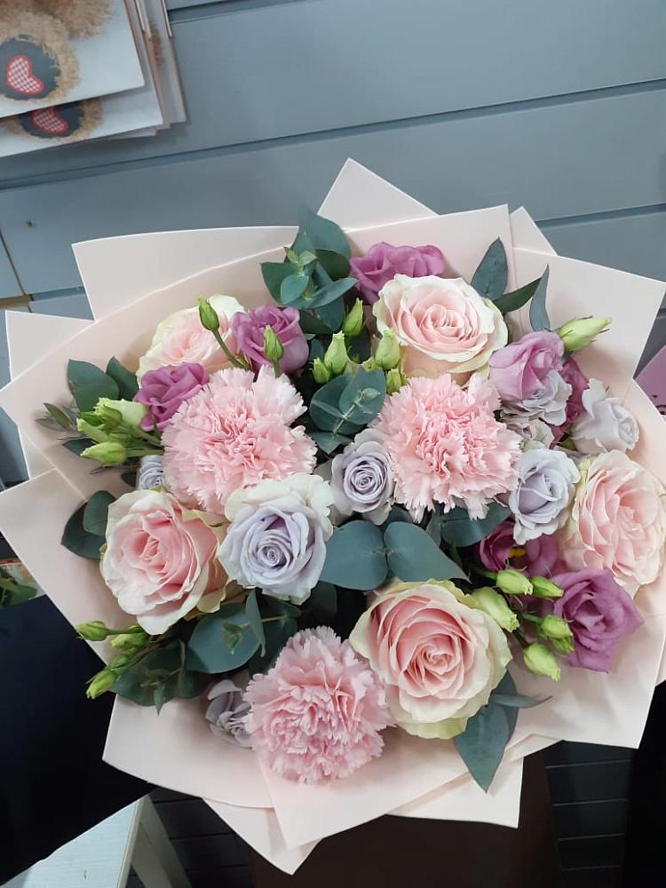 Букет цветов из: Розы, Гвоздики и Лизиантусы в Комсомольском Республики Мордовия